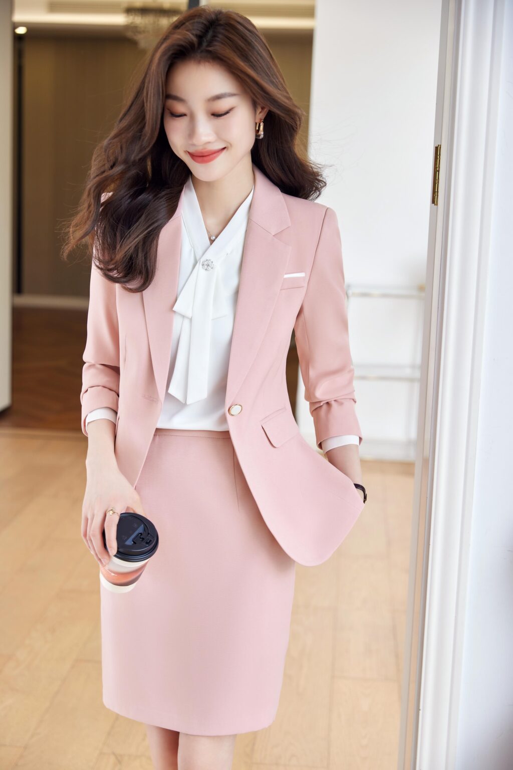 PN3772-8 ชุดสูททำงานผู้หญิงสีชมพูแต่งปกป้านแขนยาวมาพร้อมกระโปรง