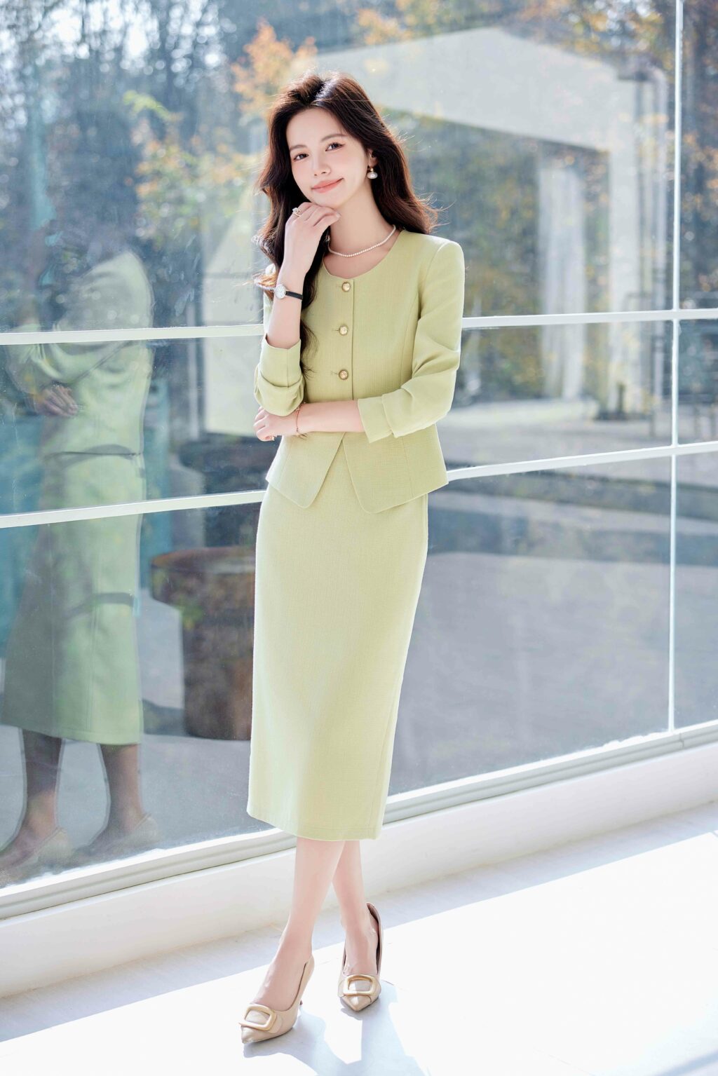 PN3795-3 ชุดสูททำงานผู้หญิงสีเขียวไม่แต่งปกแขนยาวมาพร้อมกระโปรงยาวผ่าหลัง