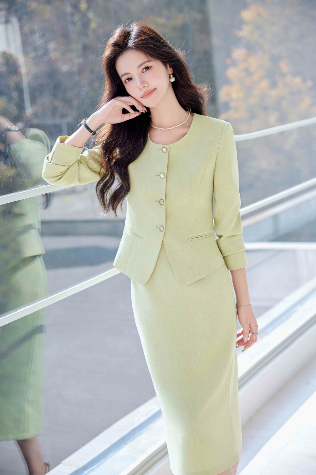 PN3795-6 ชุดสูททำงานผู้หญิงสีเขียวไม่แต่งปกแขนยาวมาพร้อมกระโปรงยาวผ่าหลัง