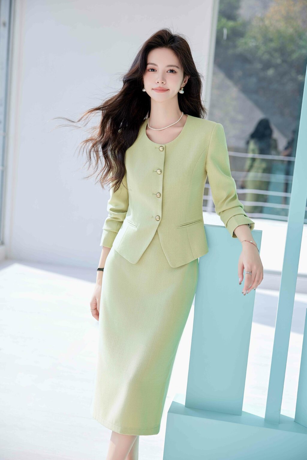 PN3795-7 ชุดสูททำงานผู้หญิงสีเขียวไม่แต่งปกแขนยาวมาพร้อมกระโปรงยาวผ่าหลัง