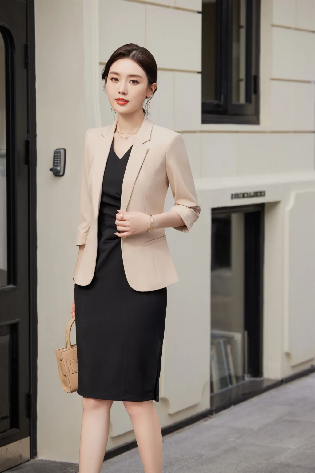 PN3825-5 ชุดสูททำงานผู้หญิงสีดำเบจแขนห้าส่วนมาพร้อมเดรสผ่าข้าง