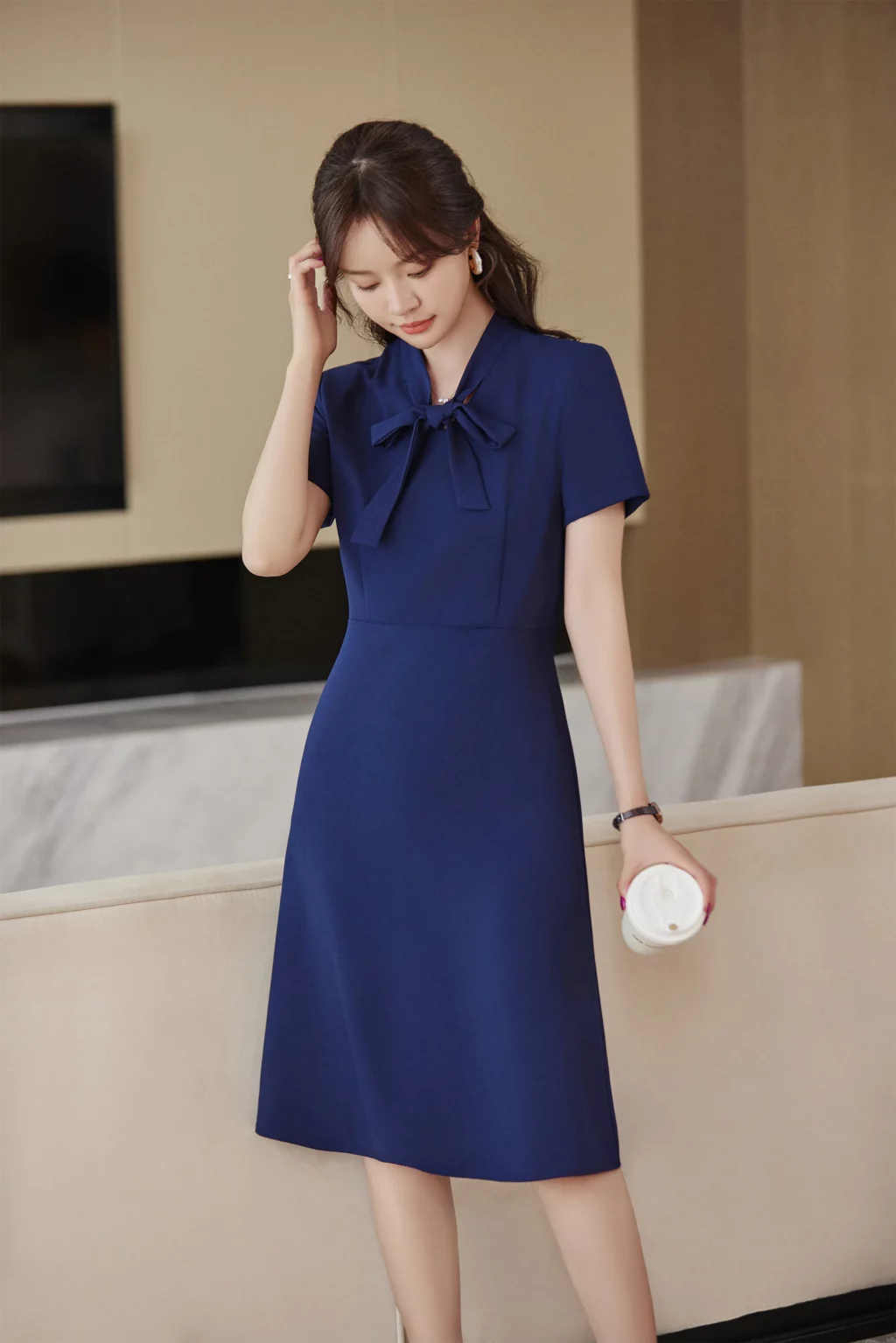 PN3838-10 เดรสทำงานผู้หญิงสีน้ำเงินคอวีแต่งโบว์แขนสั้น