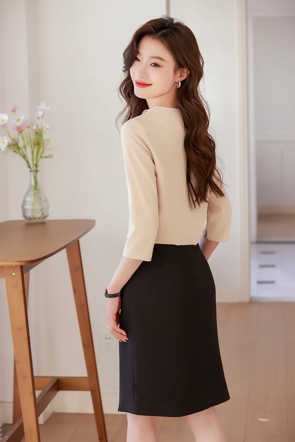 PN3882-1 เสื้อเชิ้ตทำงานสีครีมแต่งคอวีแขนห้าส่วน