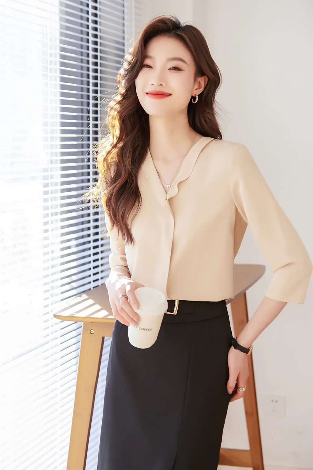 PN3882-5 เสื้อเชิ้ตทำงานสีครีมแต่งคอวีแขนห้าส่วน