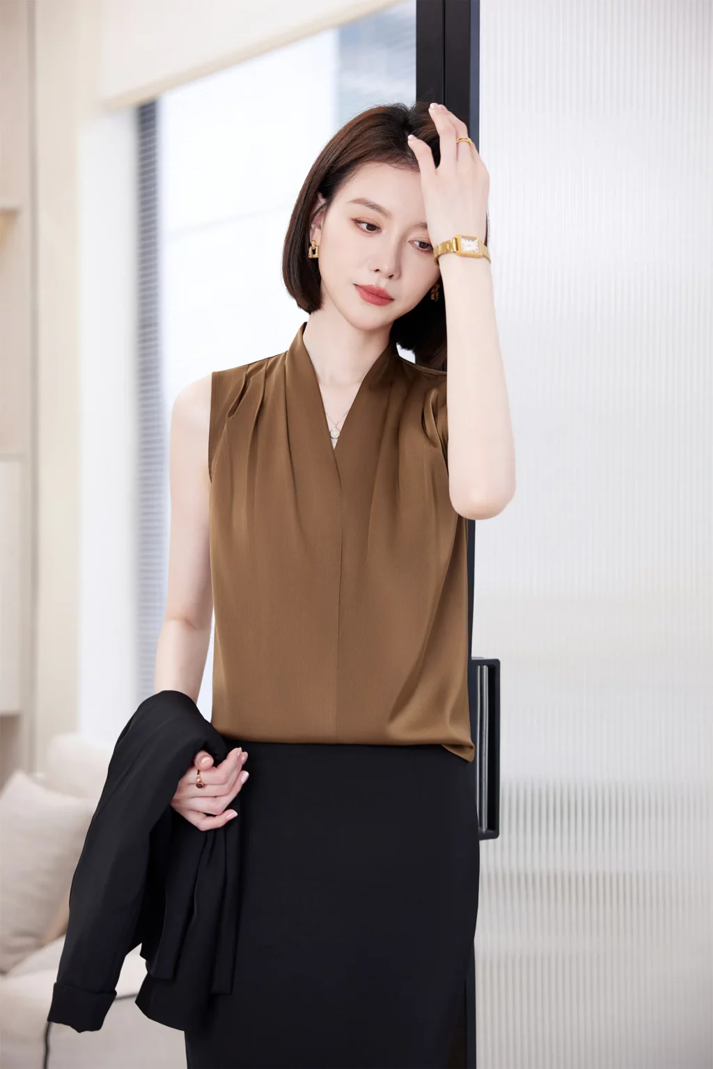 PN3896-5 เสื้อทำงานผู้หญิงสีน้ำตาลแต่งคอวีแขนกุด