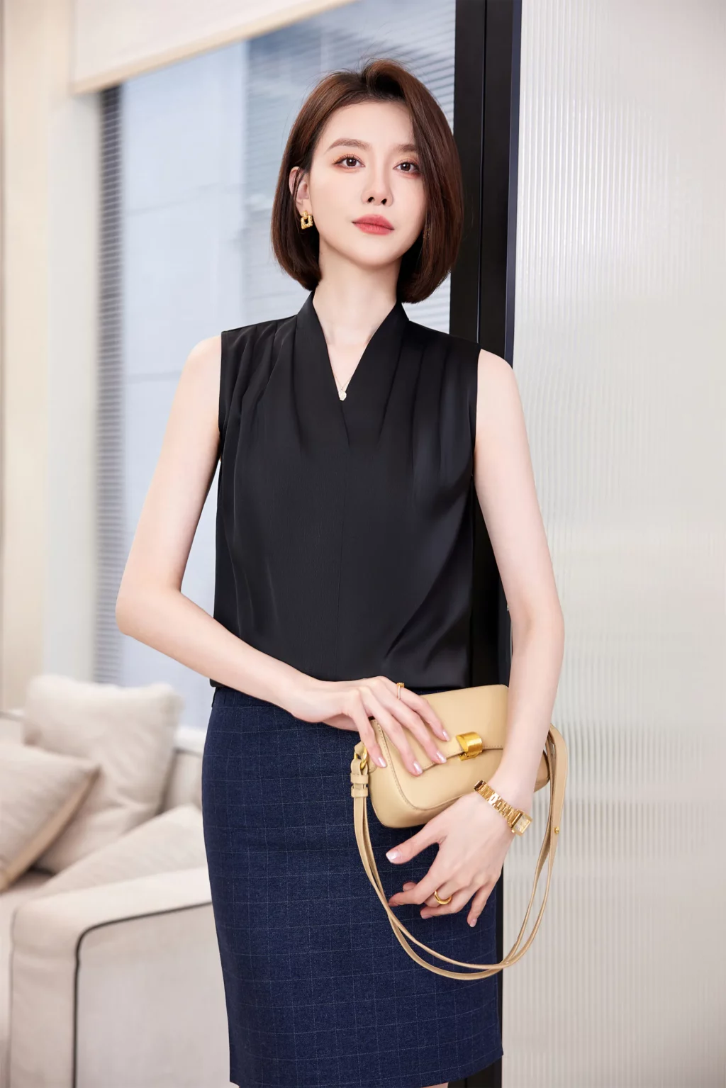PN3897-1 เสื้อทำงานผู้หญิงสีดำแต่งคอวีแขนกุด
