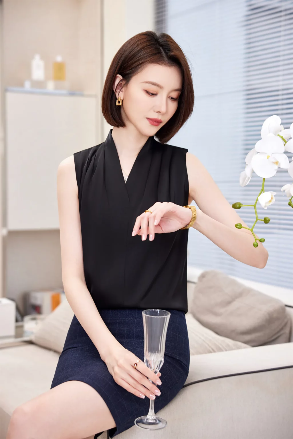 PN3897-2 เสื้อทำงานผู้หญิงสีดำแต่งคอวีแขนกุด