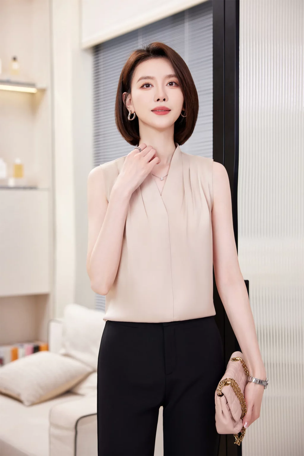 PN3899-1 เสื้อทำงานผู้หญิงสีครีมแต่งคอวีแขนกุด