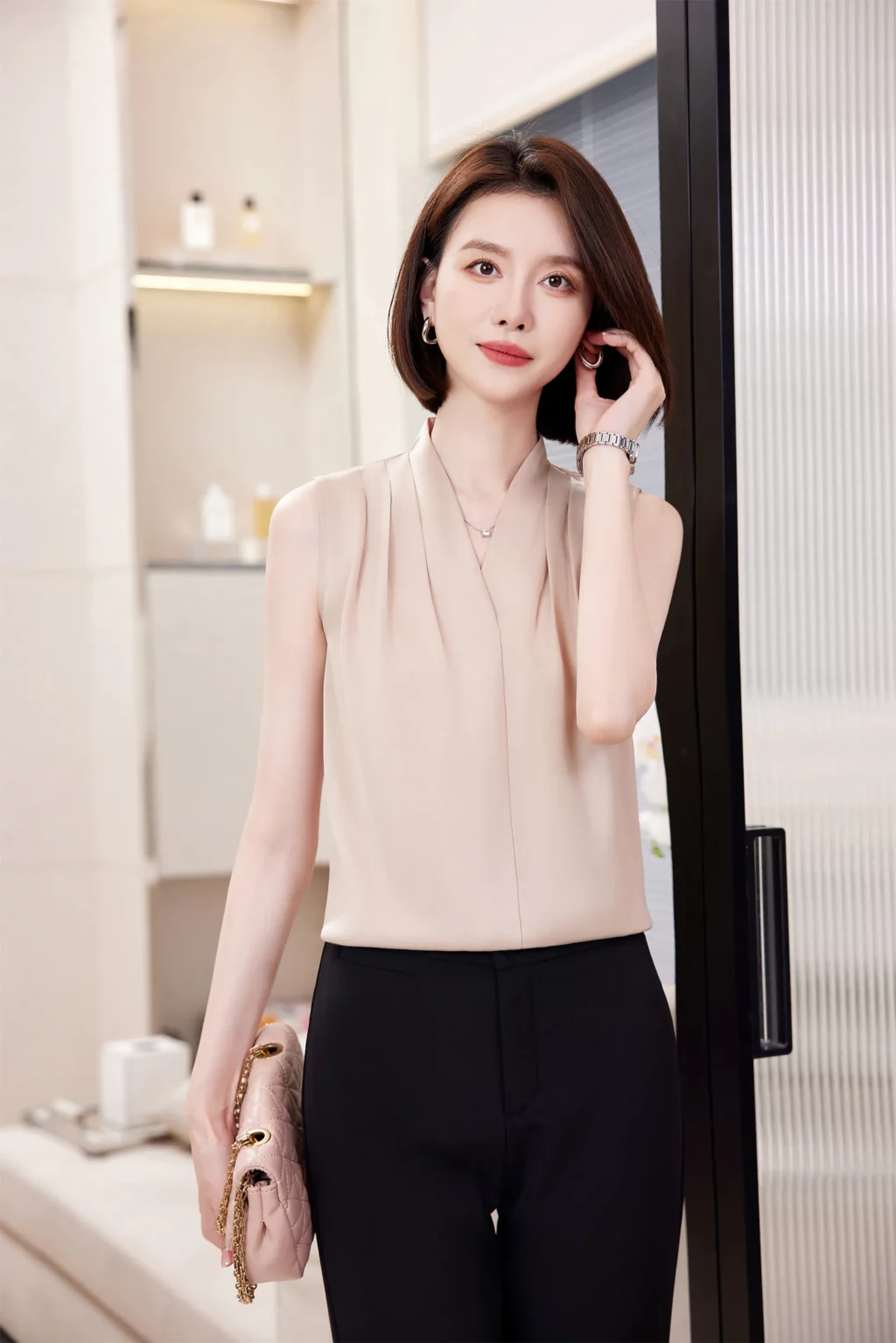PN3899-2 เสื้อทำงานผู้หญิงสีครีมแต่งคอวีแขนกุด