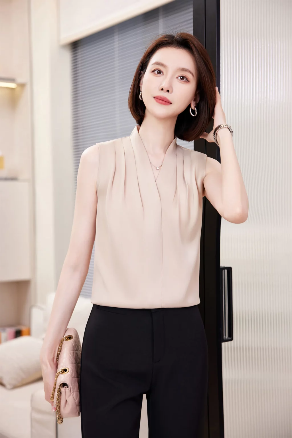 PN3899-3 เสื้อทำงานผู้หญิงสีครีมแต่งคอวีแขนกุด