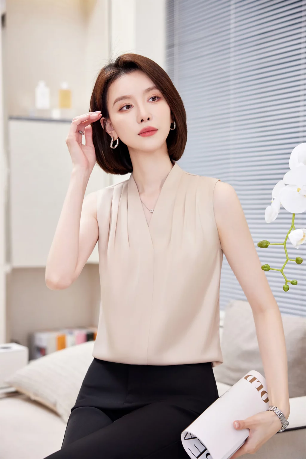 PN3899-4 เสื้อทำงานผู้หญิงสีครีมแต่งคอวีแขนกุด