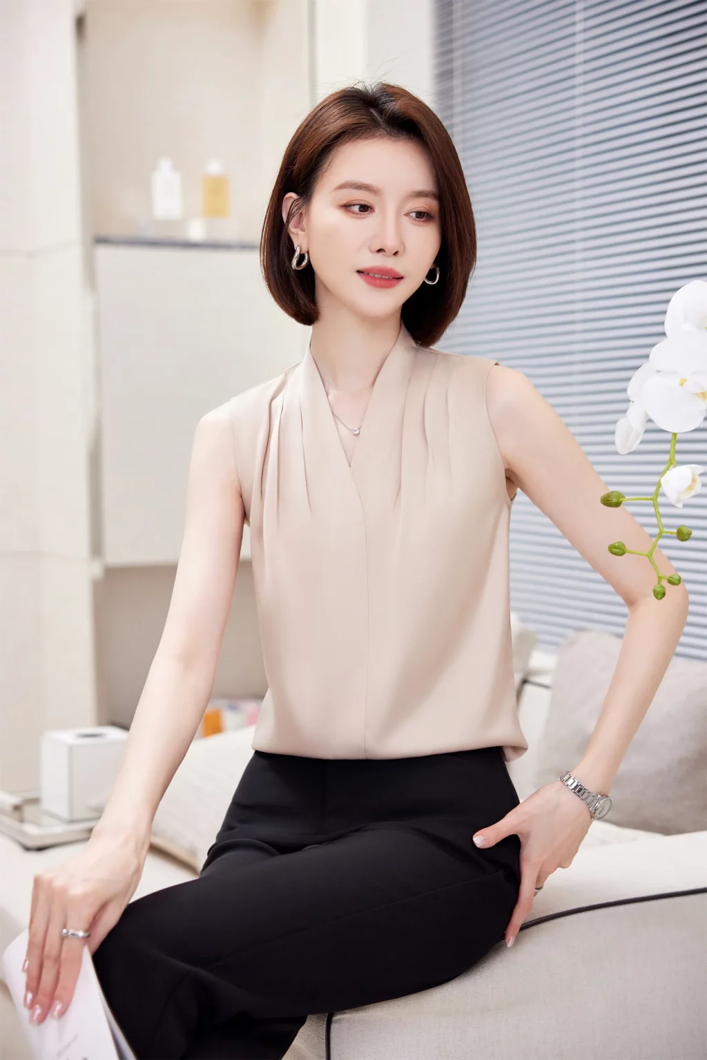 PN3899-5 เสื้อทำงานผู้หญิงสีครีมแต่งคอวีแขนกุด