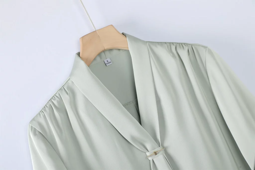 PN3909-11 เสื้อเชิ้ตทำงานผู้หญิงสีเขียวคอวีแต่งเน็คไทแขนสั้น