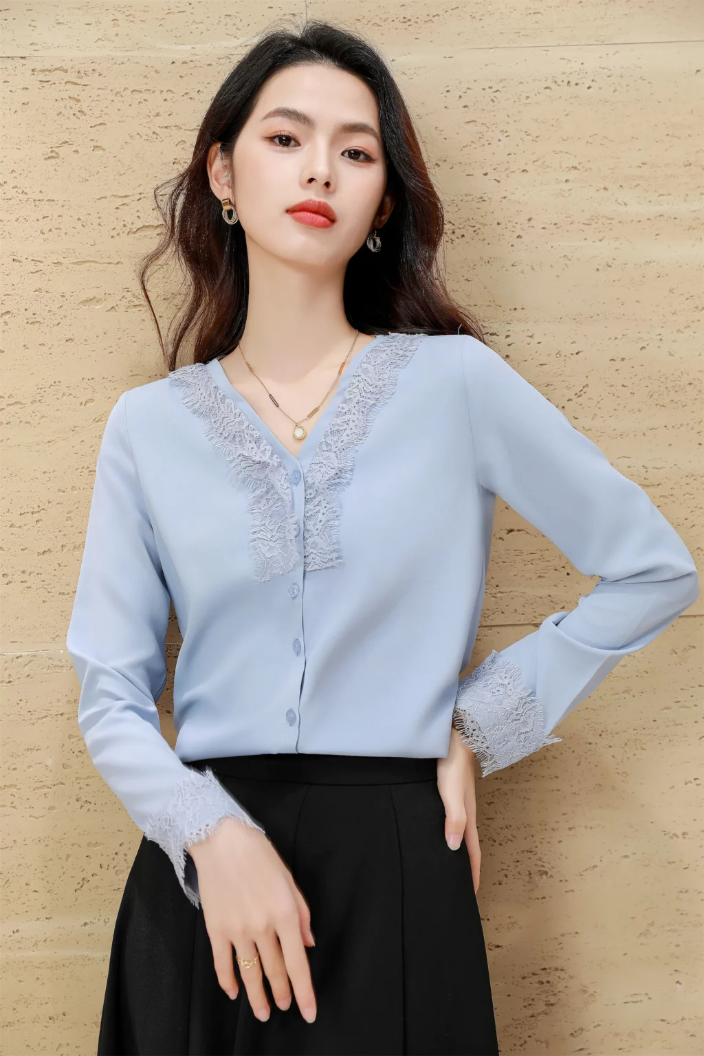 PN3918-8 เสื้อเชิ้ตทำงานผู้หญิงสีฟ้าคอวีแต่งลูกไม้แขนยาว