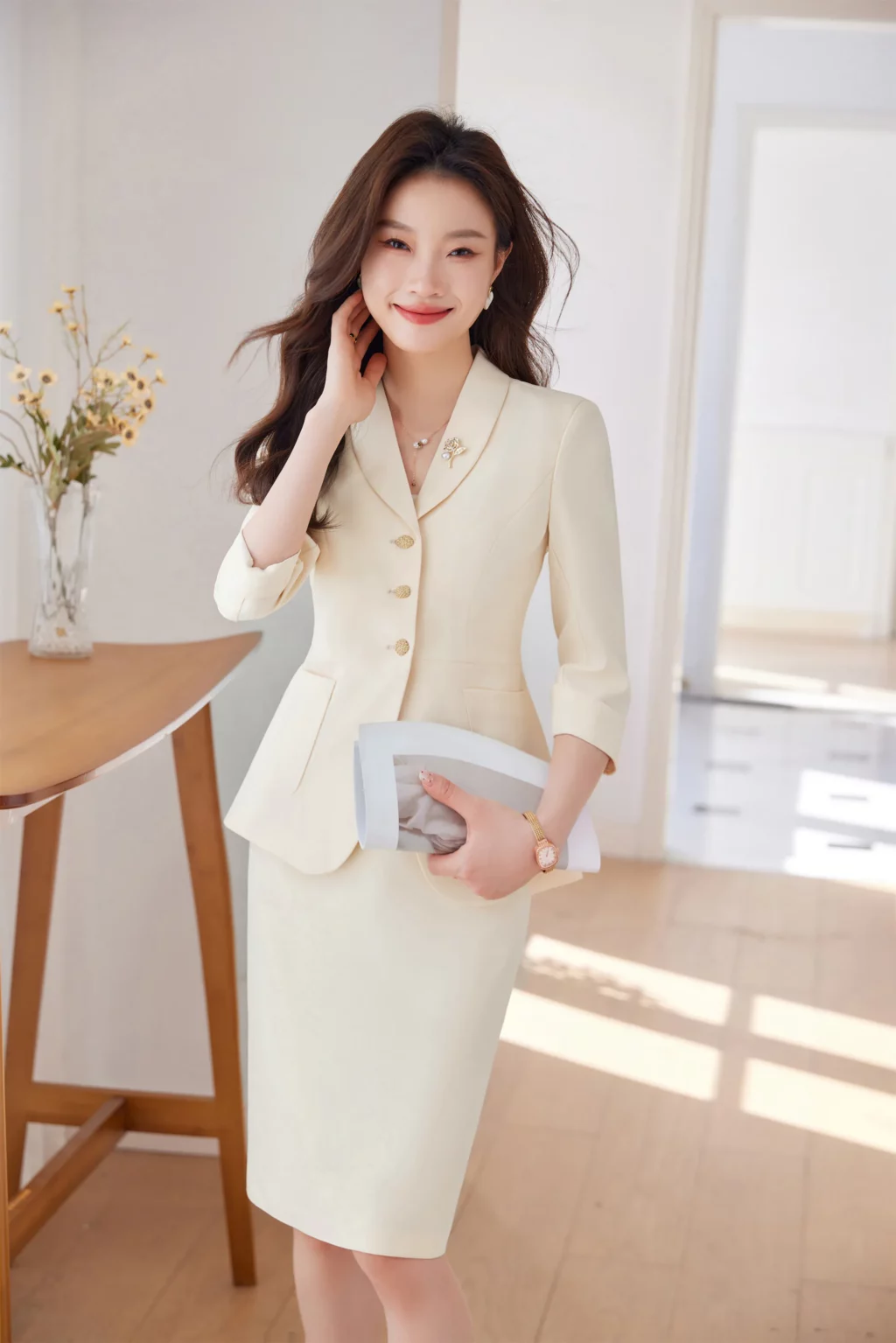 PN3928-8 ชุดสูททำงานผู้หญิงสีครีมปกกล้วยแต่งกระดุมแขนห้าส่วนมาพร้อมกระโปรง