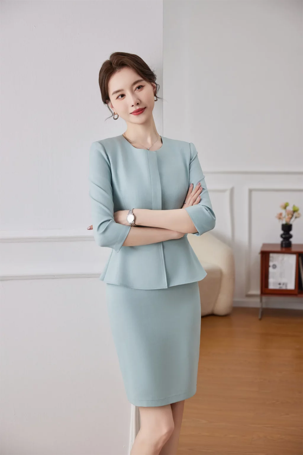 PN3944-3 ชุดสูททำงานผู้หญิงสีฟ้าไม่แต่ปกคอกลมแขนห้าส่วนพร้อมกระโปรง