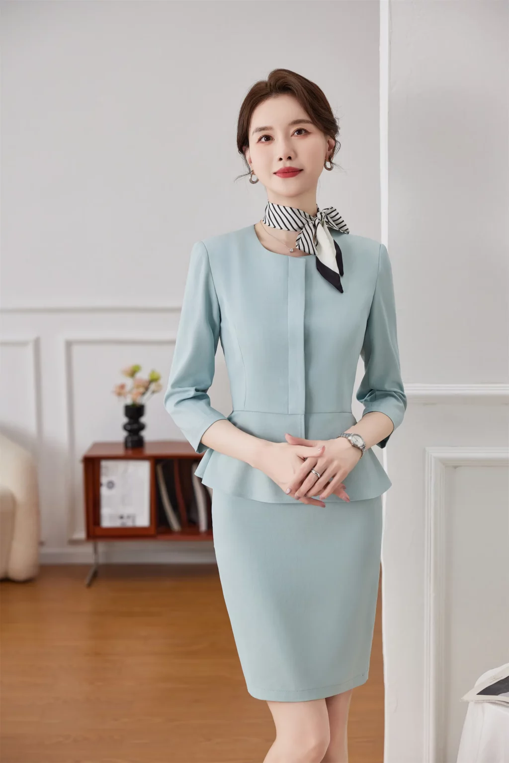 PN3944-6 ชุดสูททำงานผู้หญิงสีฟ้าไม่แต่ปกคอกลมแขนห้าส่วนพร้อมกระโปรง