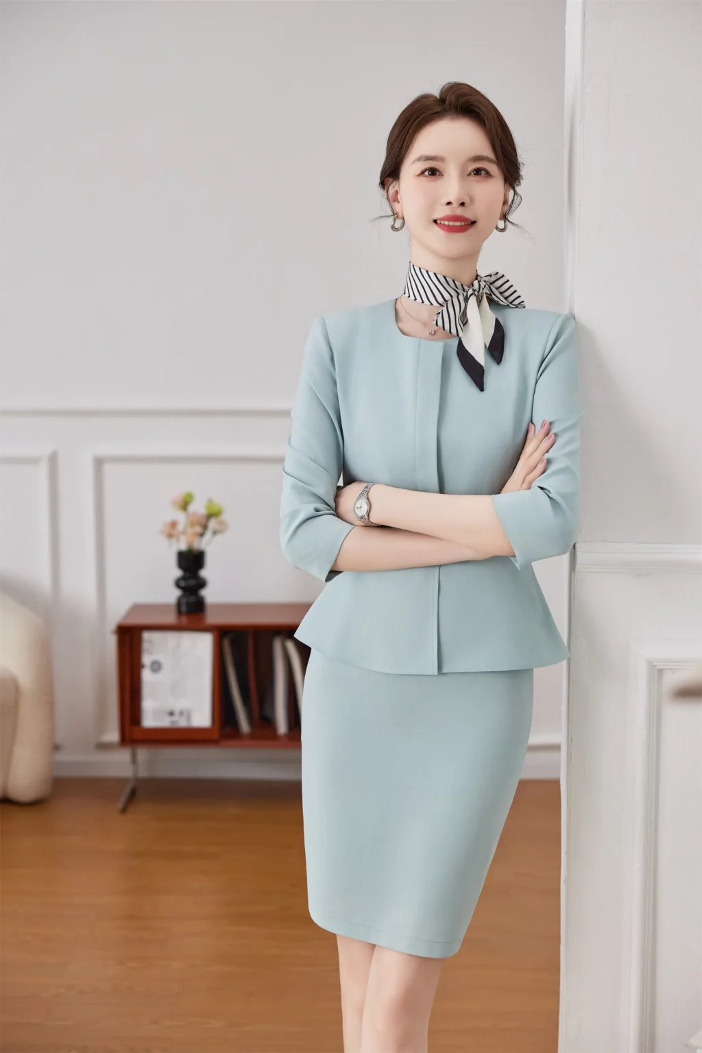 PN3944-8 ชุดสูททำงานผู้หญิงสีฟ้าไม่แต่ปกคอกลมแขนห้าส่วนพร้อมกระโปรง