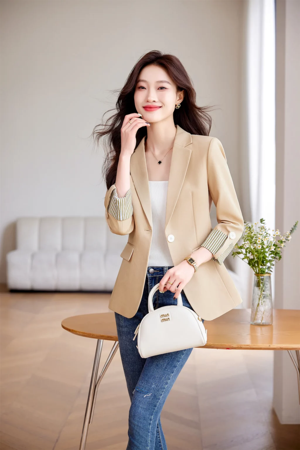 PN3997-1 เสื้อสูทเบลเซอร์ทำงานผู้หญิงสีเบจปกป้านแต่งปลายแขนเสื้อ
