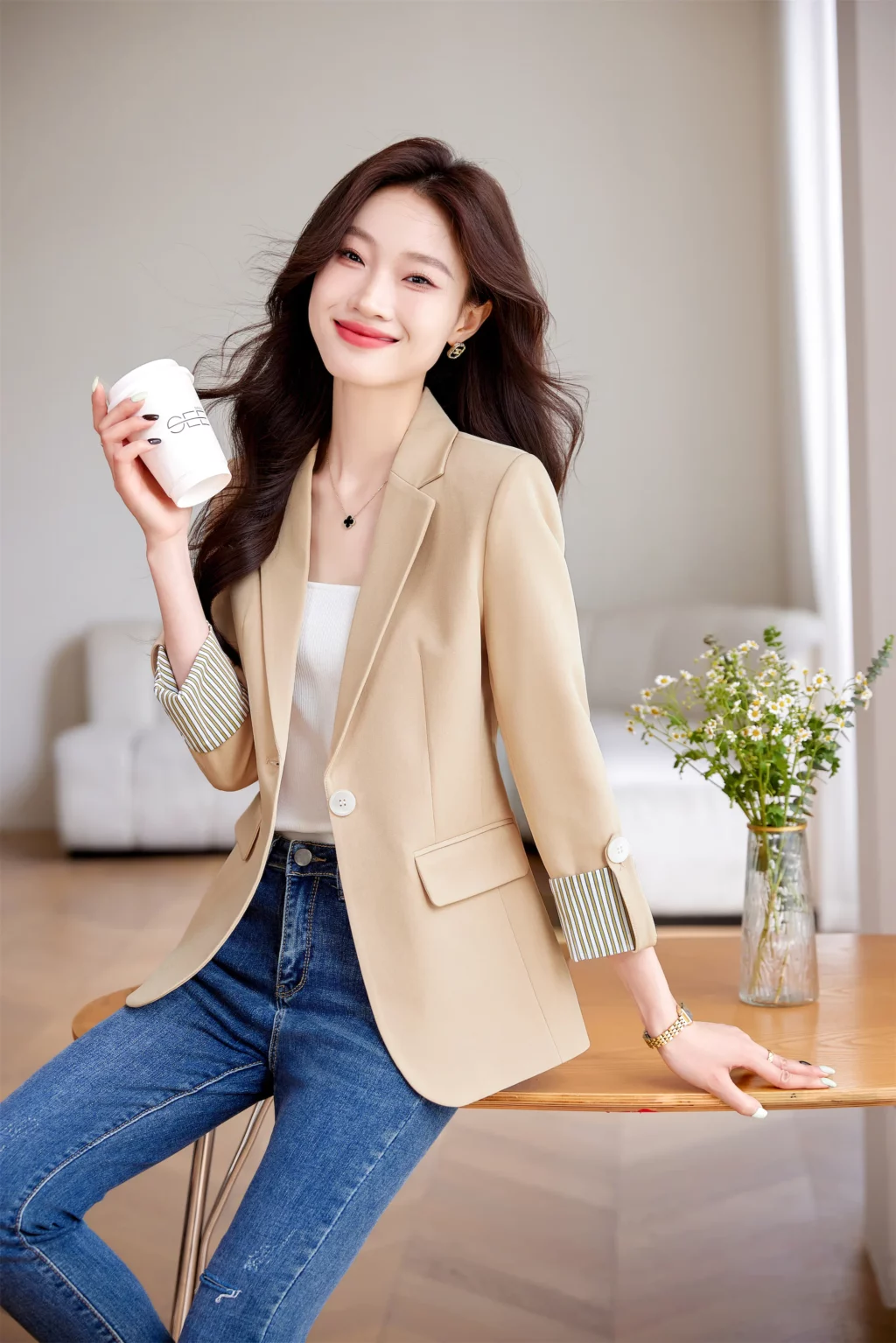 PN3997-6 เสื้อสูทเบลเซอร์ทำงานผู้หญิงสีเบจปกป้านแต่งปลายแขนเสื้อ