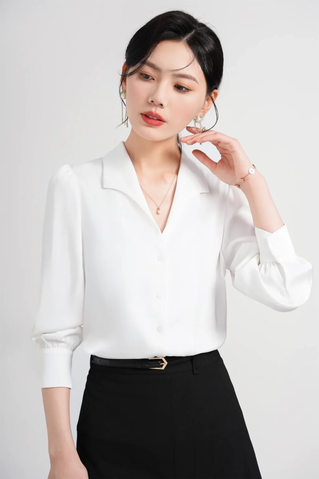 PN4013-7 เสื้อเชิ้ตทำงานผู้หญิงสีขาวแต่งคอปกวีแขนยาว
