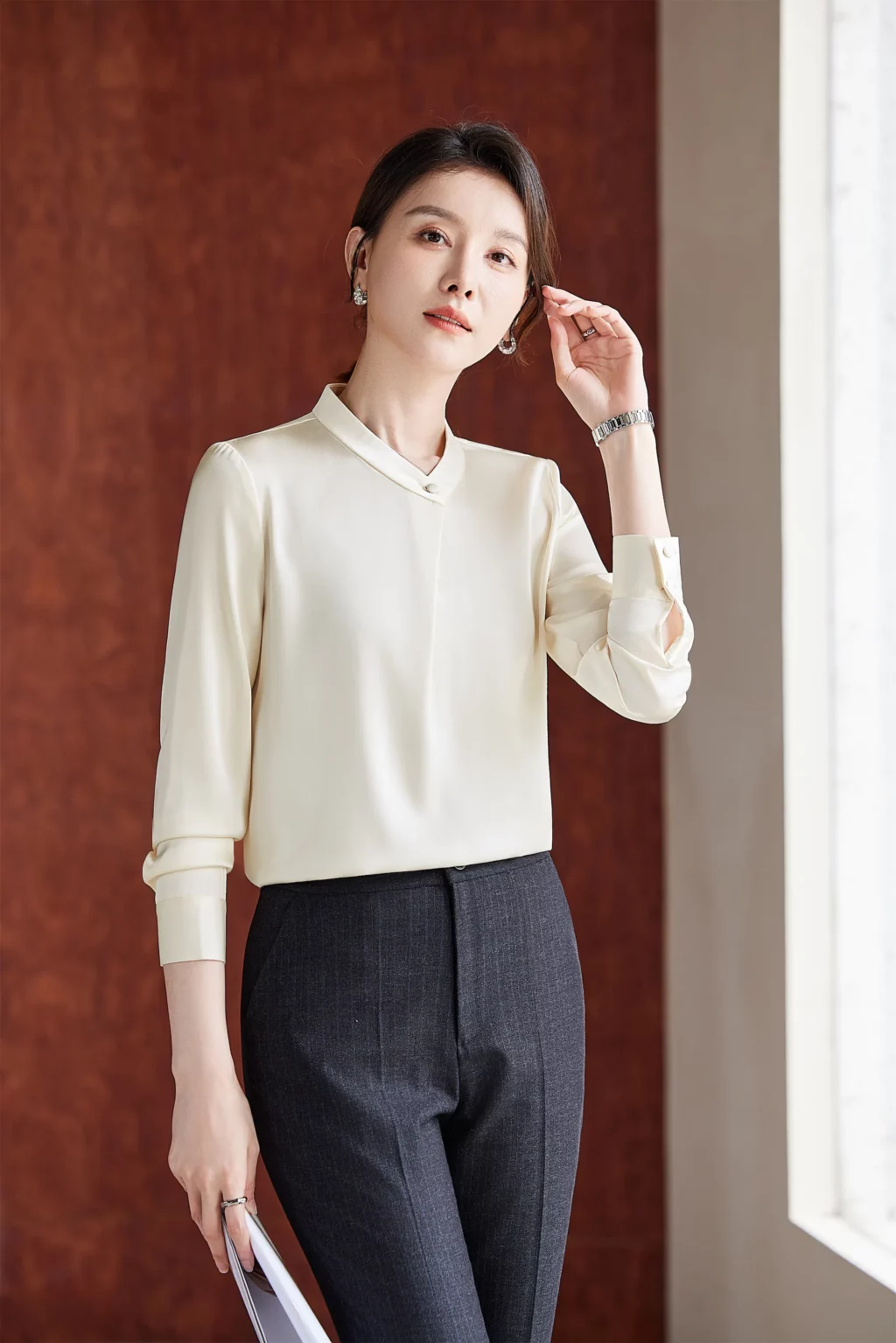 PN4042_6 เสื้อเชิ้ตทำงานผู้หญิงสีเบจคอกลมแขนยาว