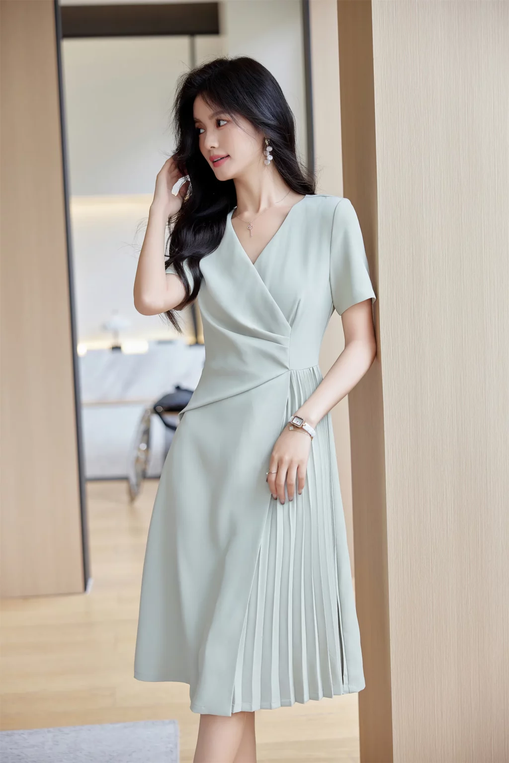PN4057_10 เดรสทำงานผู้หญิงสีเขียวอ่อคอวีแขนสั้นกระโปรงอัดพลีท