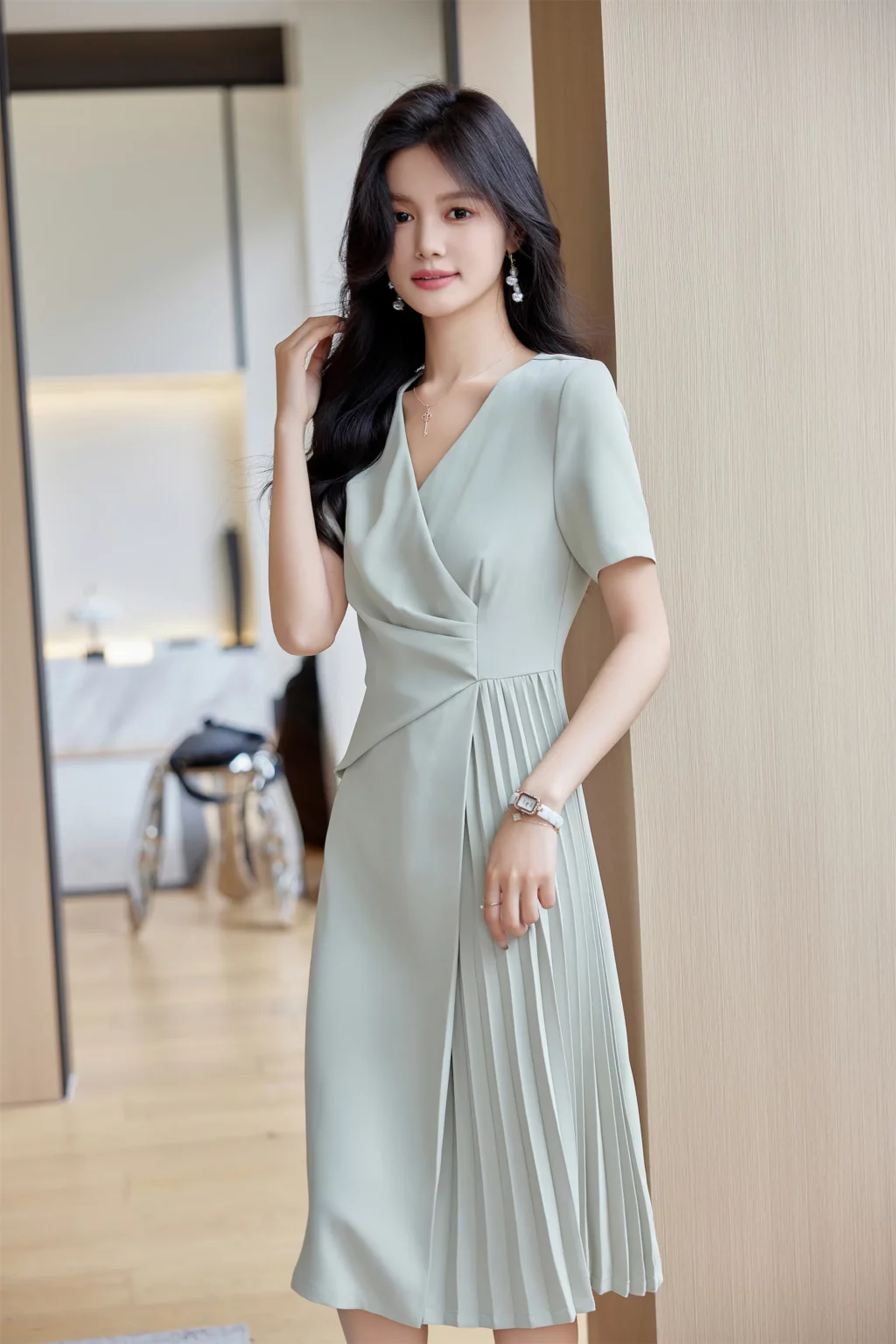 PN4057_11 เดรสทำงานผู้หญิงสีเขียวอ่อคอวีแขนสั้นกระโปรงอัดพลีท