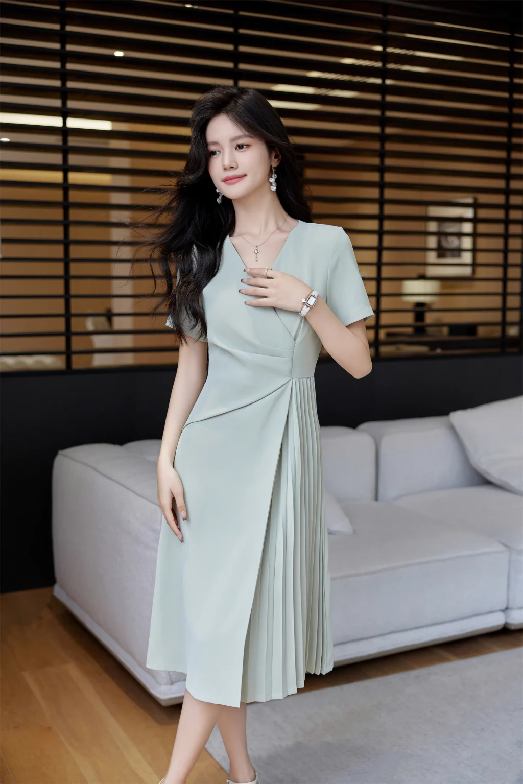 PN4057_5 เดรสทำงานผู้หญิงสีเขียวอ่อคอวีแขนสั้นกระโปรงอัดพลีท