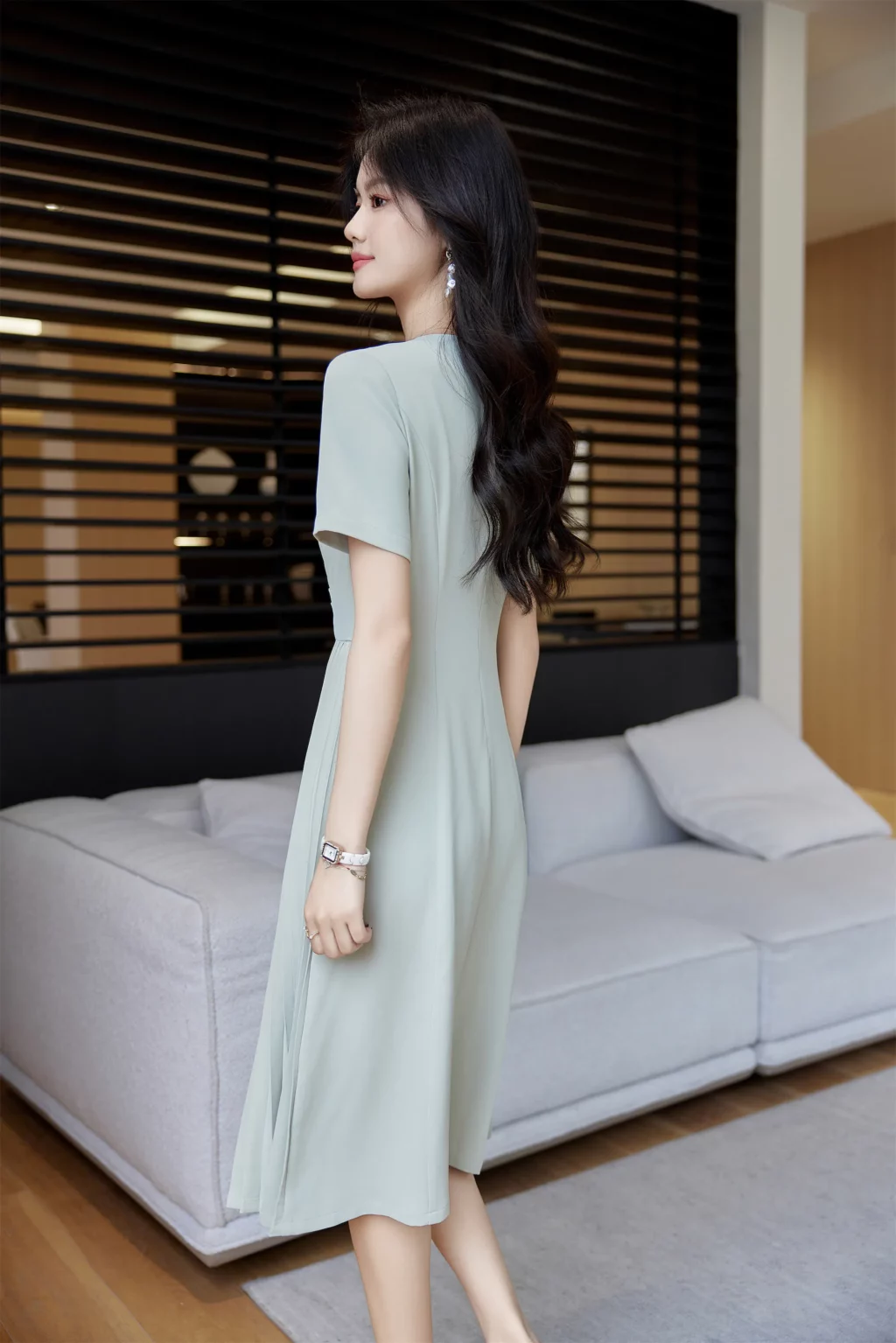 PN4057_9 เดรสทำงานผู้หญิงสีเขียวอ่อคอวีแขนสั้นกระโปรงอัดพลีท