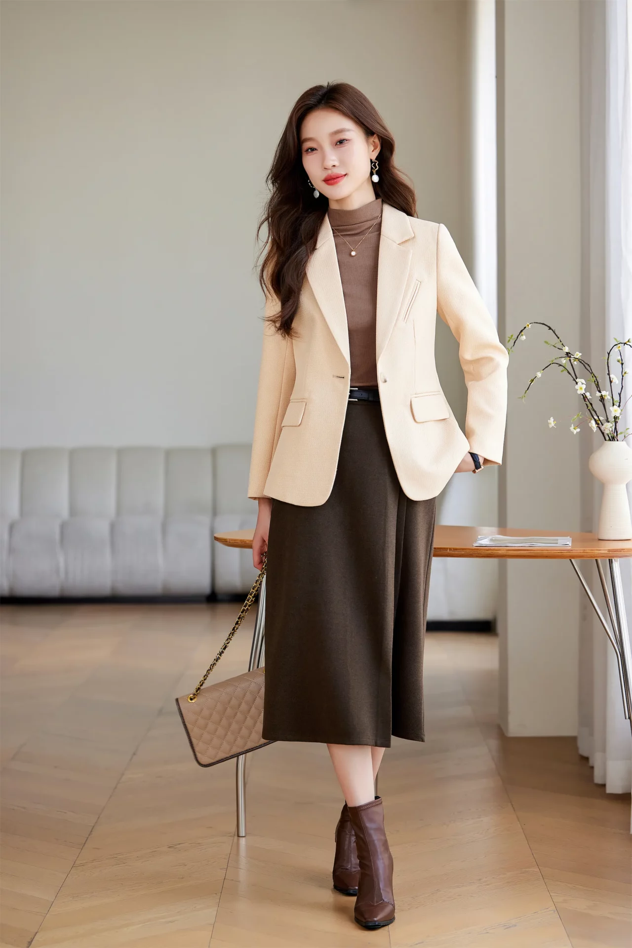 PN4065-1 เสื้อเบลเซอร์ผู้หญิงสีครีมปกป้านแต่งกระเป๋าแขนยาว