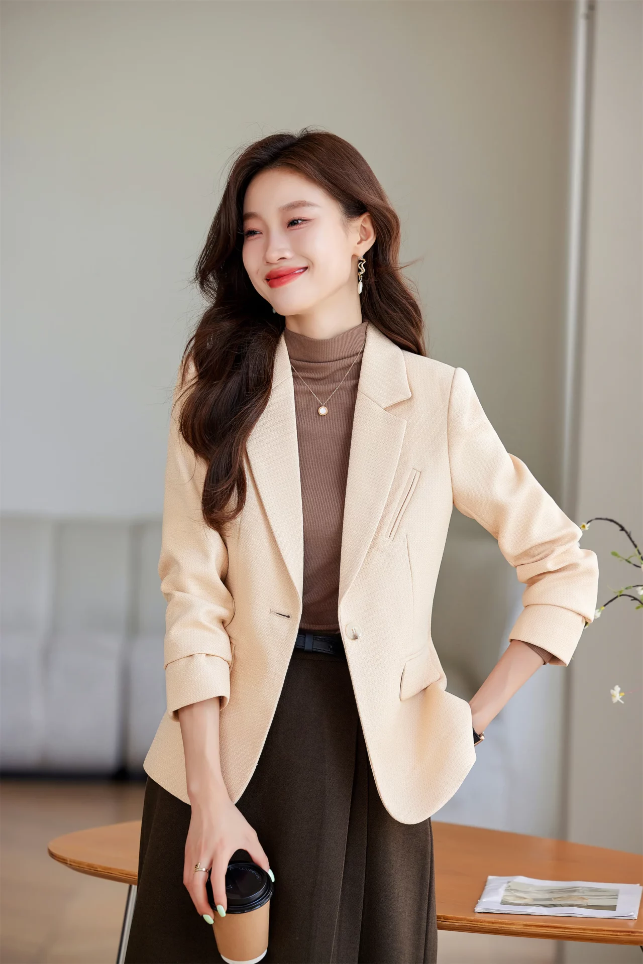 PN4065-4 เสื้อเบลเซอร์ผู้หญิงสีครีมปกป้านแต่งกระเป๋าแขนยาว
