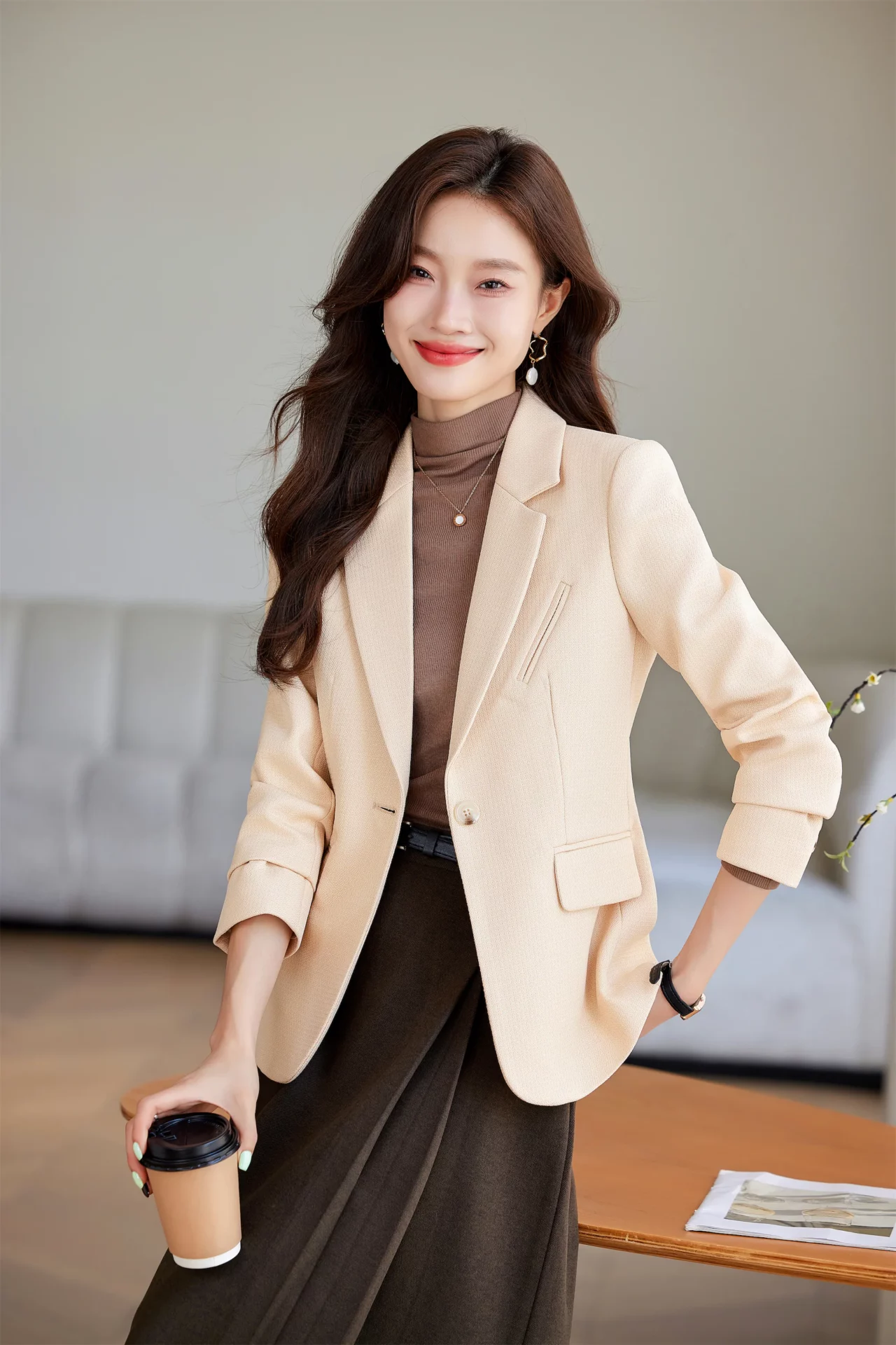 PN4065-5 เสื้อเบลเซอร์ผู้หญิงสีครีมปกป้านแต่งกระเป๋าแขนยาว
