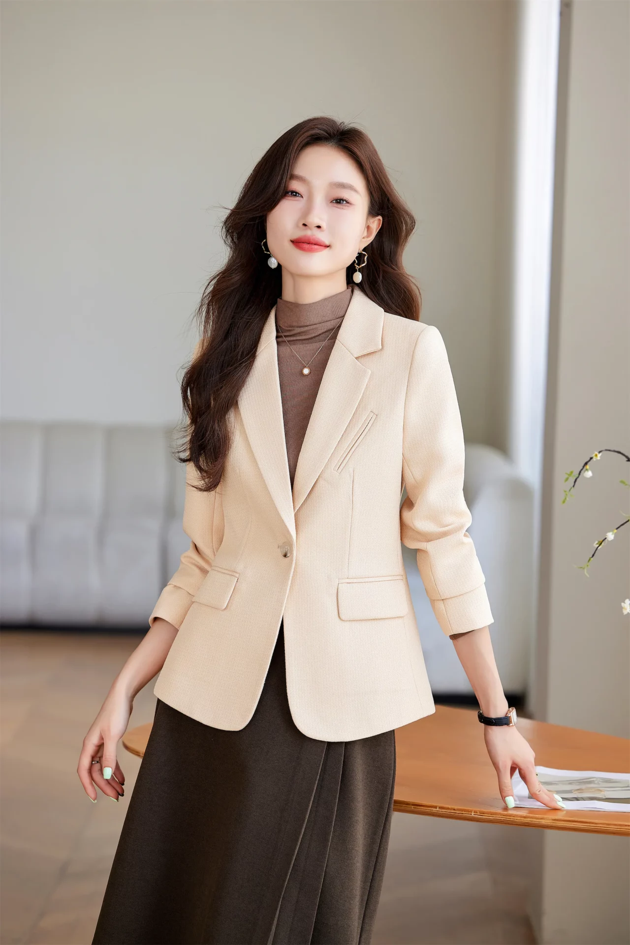 PN4065-6 เสื้อเบลเซอร์ผู้หญิงสีครีมปกป้านแต่งกระเป๋าแขนยาว
