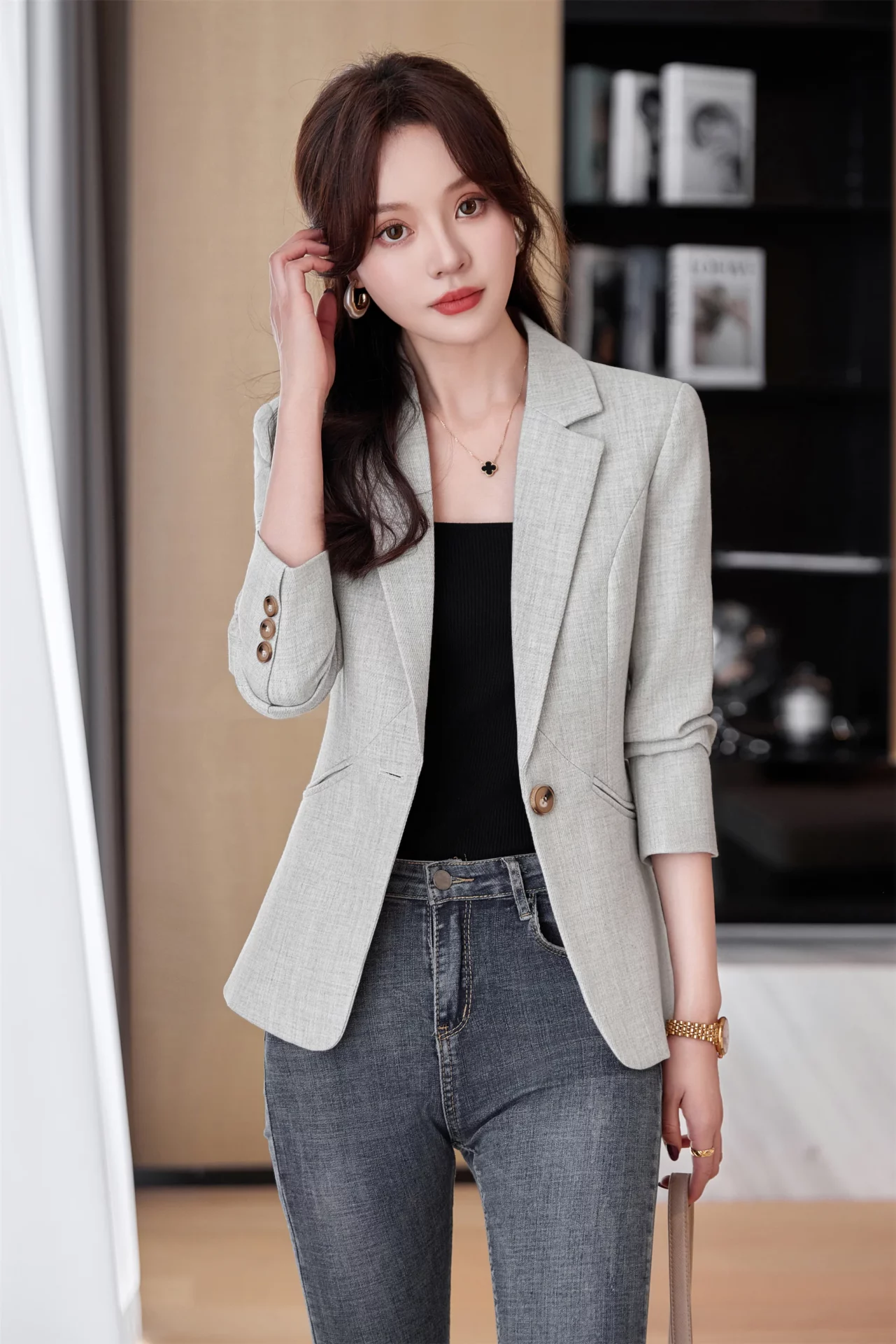 PN4076-1 เสื้อเบลเซอร์ผู้หญิงสีเทาอ่อนปกป้านแต่งกระดุมแขนยาว