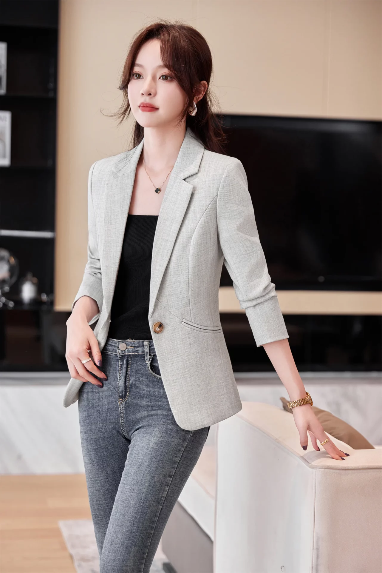 PN4076-4 เสื้อเบลเซอร์ผู้หญิงสีเทาอ่อนปกป้านแต่งกระดุมแขนยาว