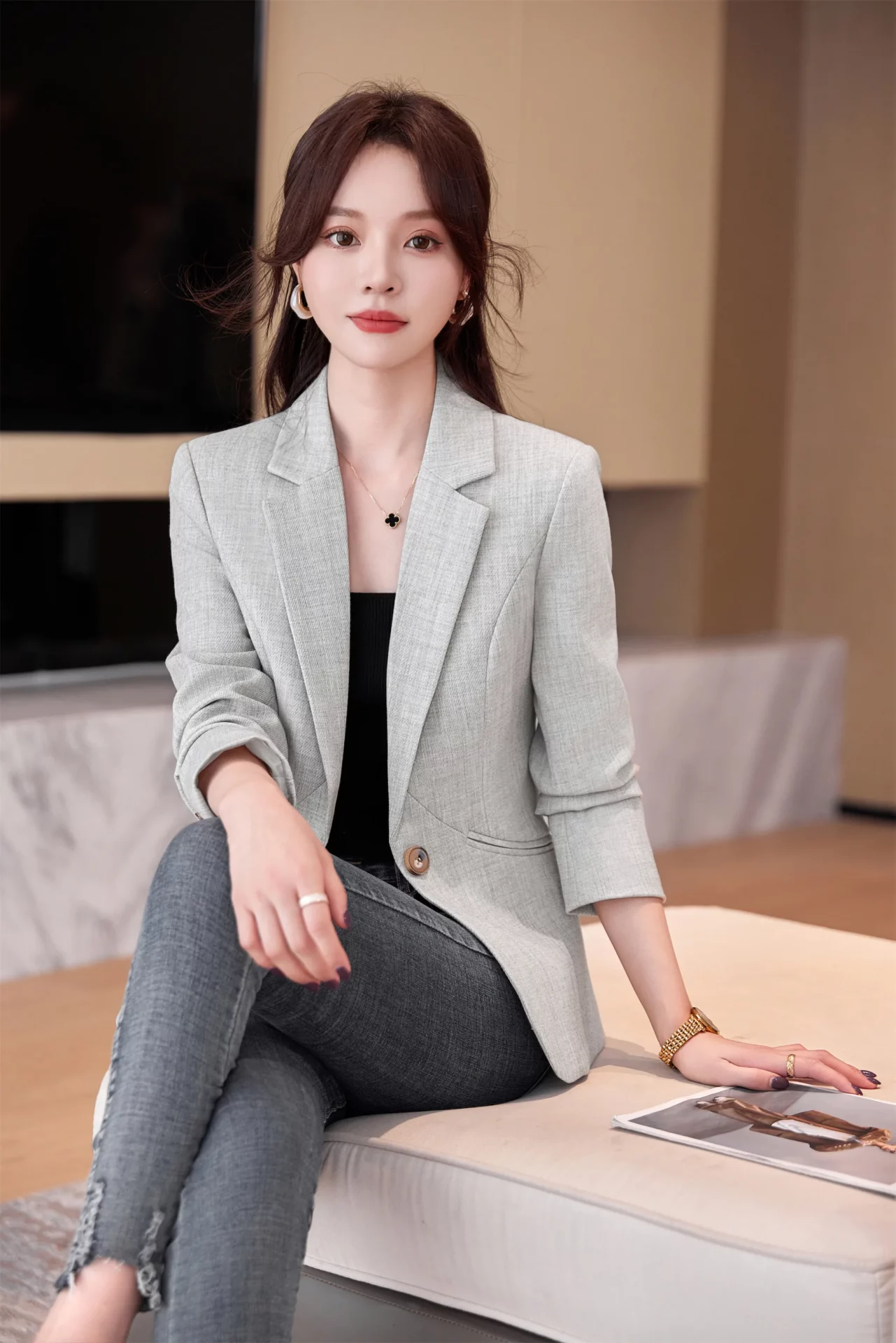 PN4076-6 เสื้อเบลเซอร์ผู้หญิงสีเทาอ่อนปกป้านแต่งกระดุมแขนยาว
