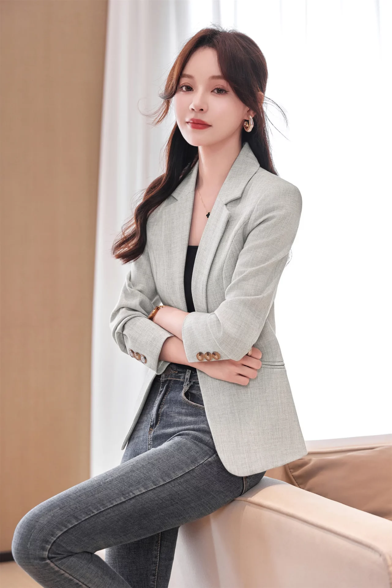 PN4076-8 เสื้อเบลเซอร์ผู้หญิงสีเทาอ่อนปกป้านแต่งกระดุมแขนยาว