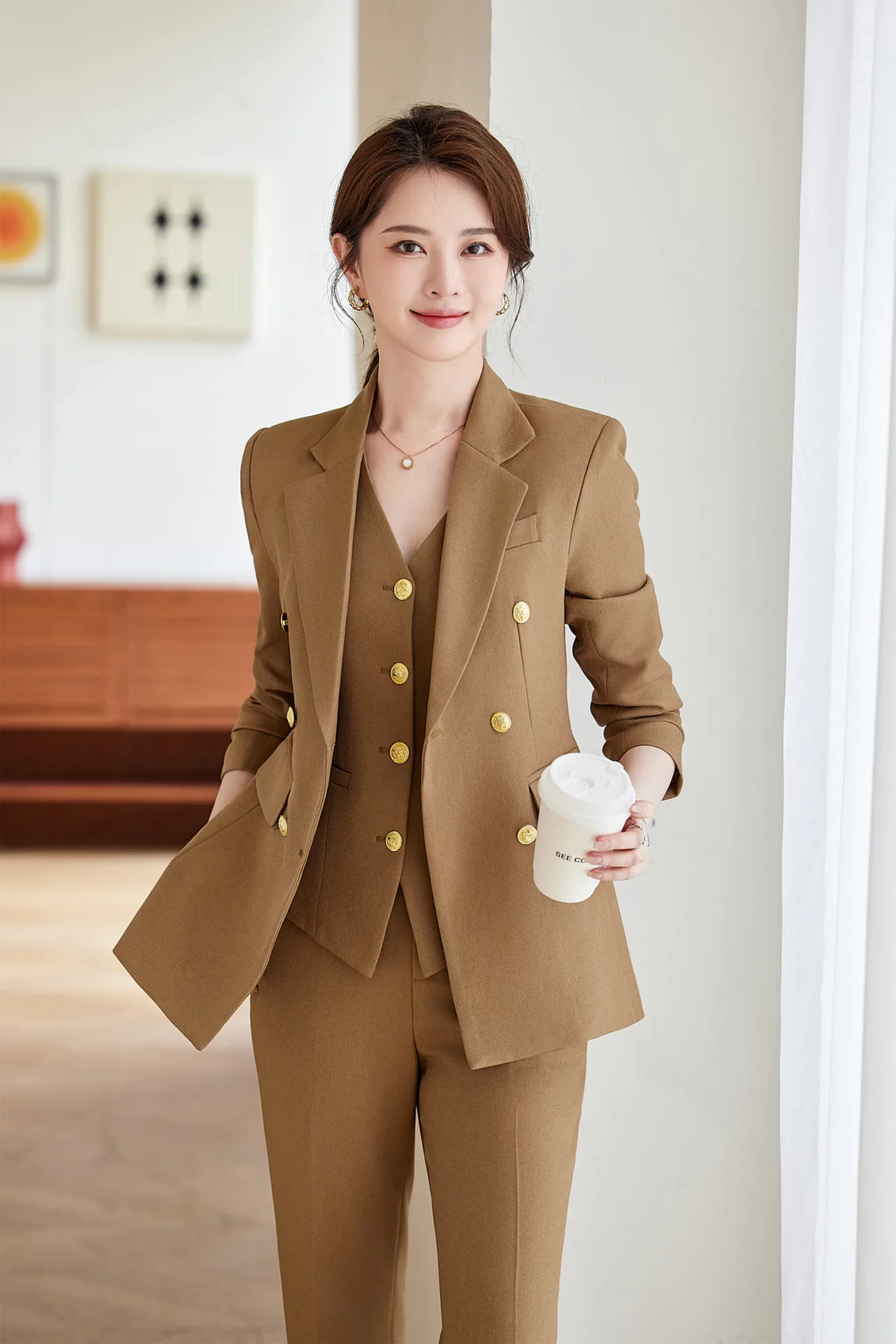 PN4083-6 ชุดสูททำงานผู้หญิงสีน้ำตาลปกป้านแต่งกระดุมทองแขนยาวมาพร้อมกางเกง