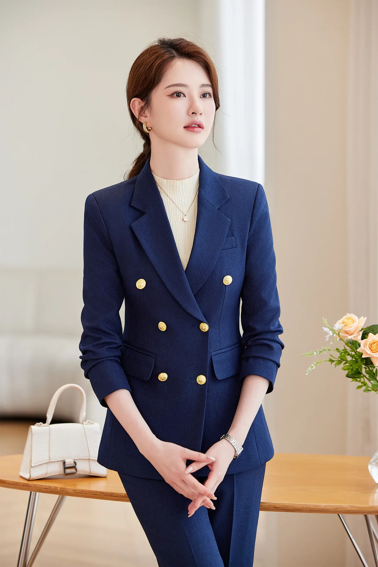 PN4084-7 ชุดสูททำงานผู้หญิงสีเงินปกป้านแต่งกระดุมทองแขนยาวมาพร้อมกางเกง