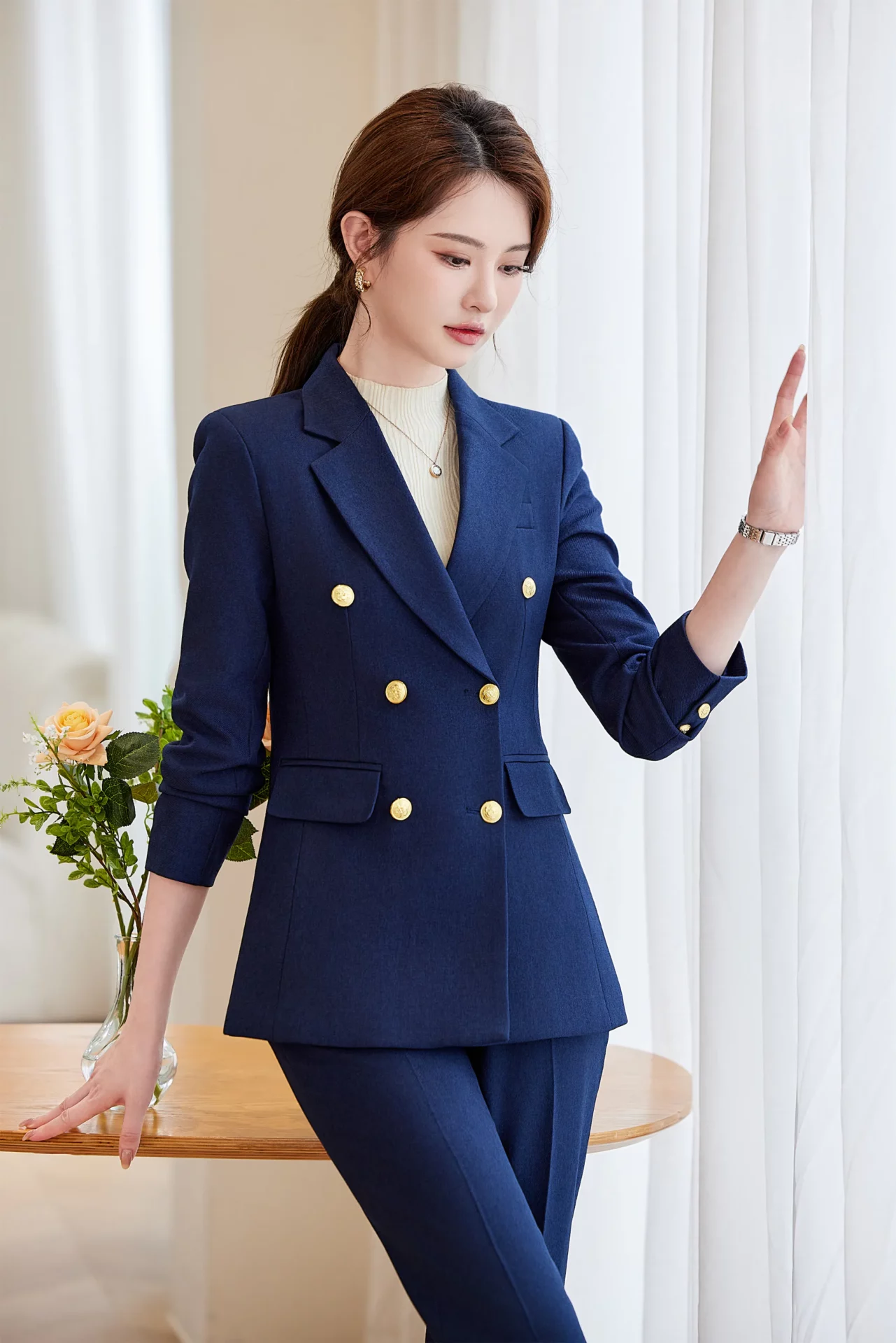 PN4084-8 ชุดสูททำงานผู้หญิงสีเงินปกป้านแต่งกระดุมทองแขนยาวมาพร้อมกางเกง