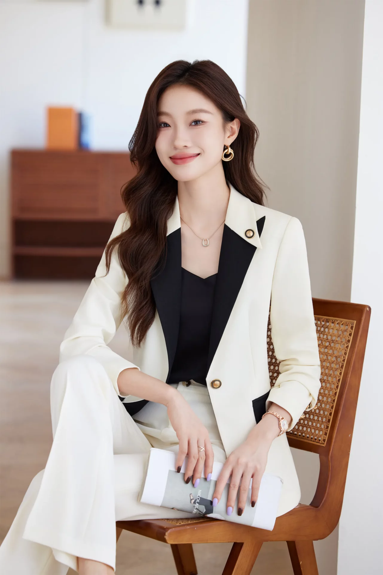 PN4086-6 ชุดสูททำงานผู้หญิงสีขาวครีมแต่งปกป้านสีดำแขนยาวมาพร้อมกางเกง