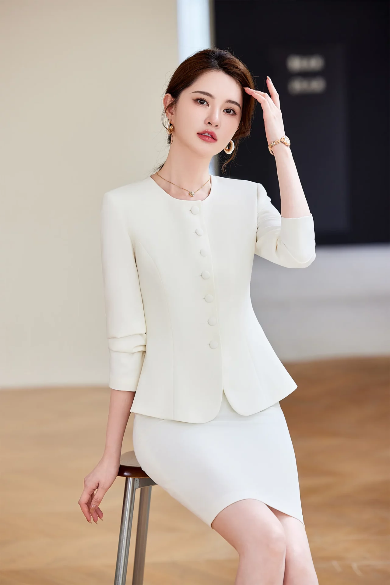 PN4093-8 ชุดสูททำงานผู้หญิงสีครีมคอกลมแขนยาวมาพร้อมกระโปรง