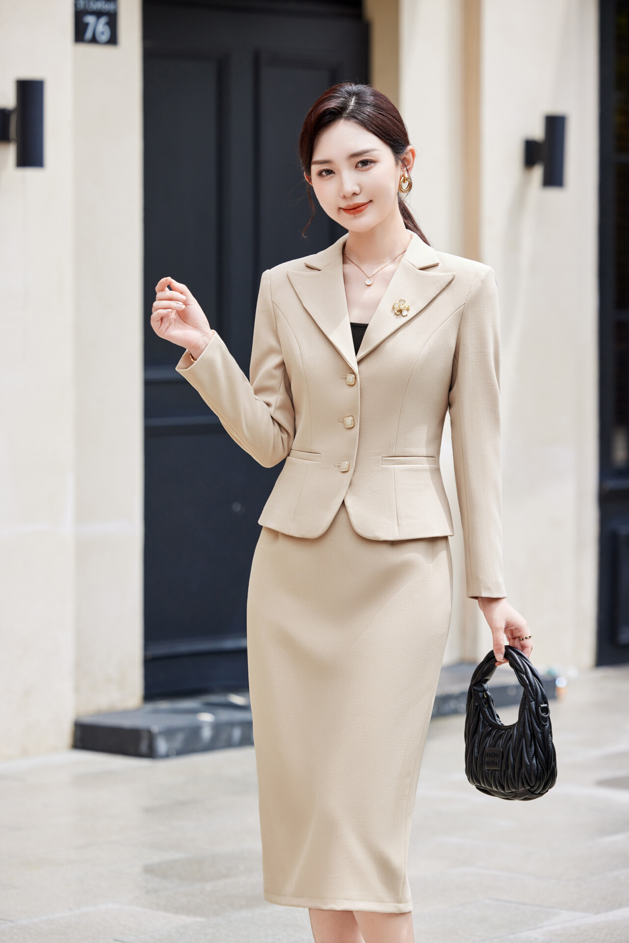 YQ 1888 ชุดสูททำงานผู้หญิงสีเบจปกป้านแขนยาวมาพร้อมกระโปรงยาว