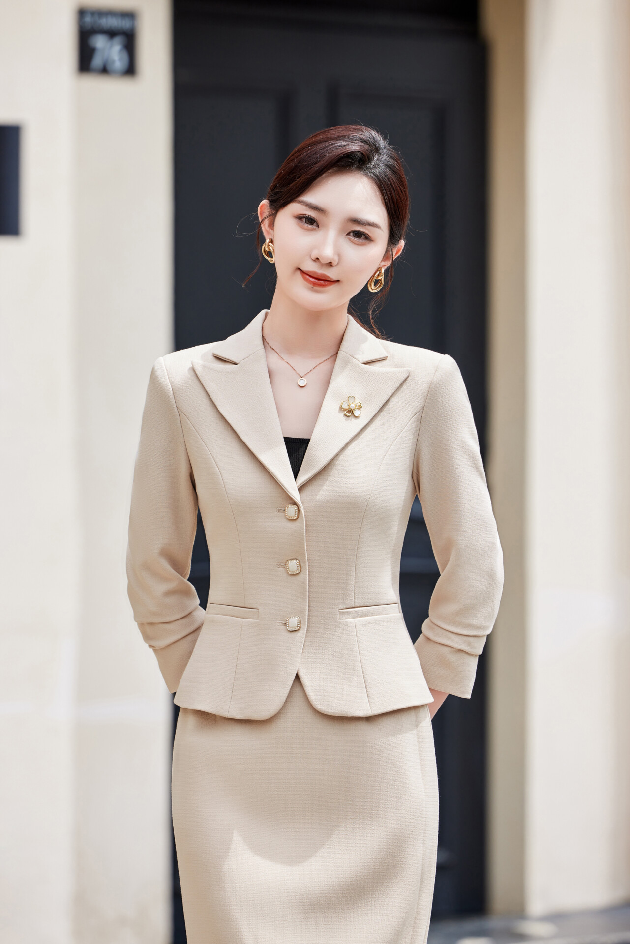 YQ 1911 ชุดสูททำงานผู้หญิงสีเบจปกป้านแขนยาวมาพร้อมกระโปรงยาว
