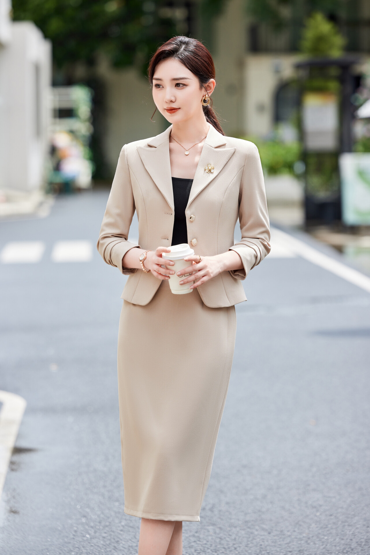 YQ 1944 ชุดสูททำงานผู้หญิงสีเบจปกป้านแขนยาวมาพร้อมกระโปรงยาว