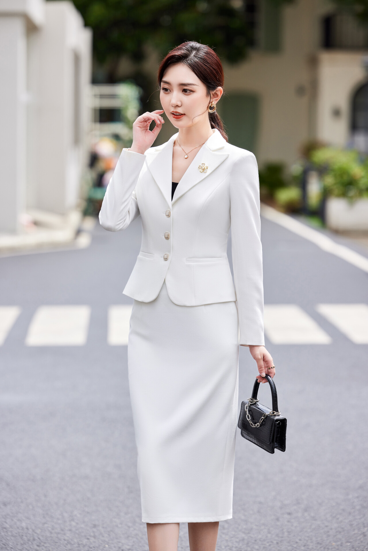YQ 1970 ชุดสูททำงานผู้หญิงสีขาวปกป้านแขนยาวมาพร้อมกระโปรงยาว