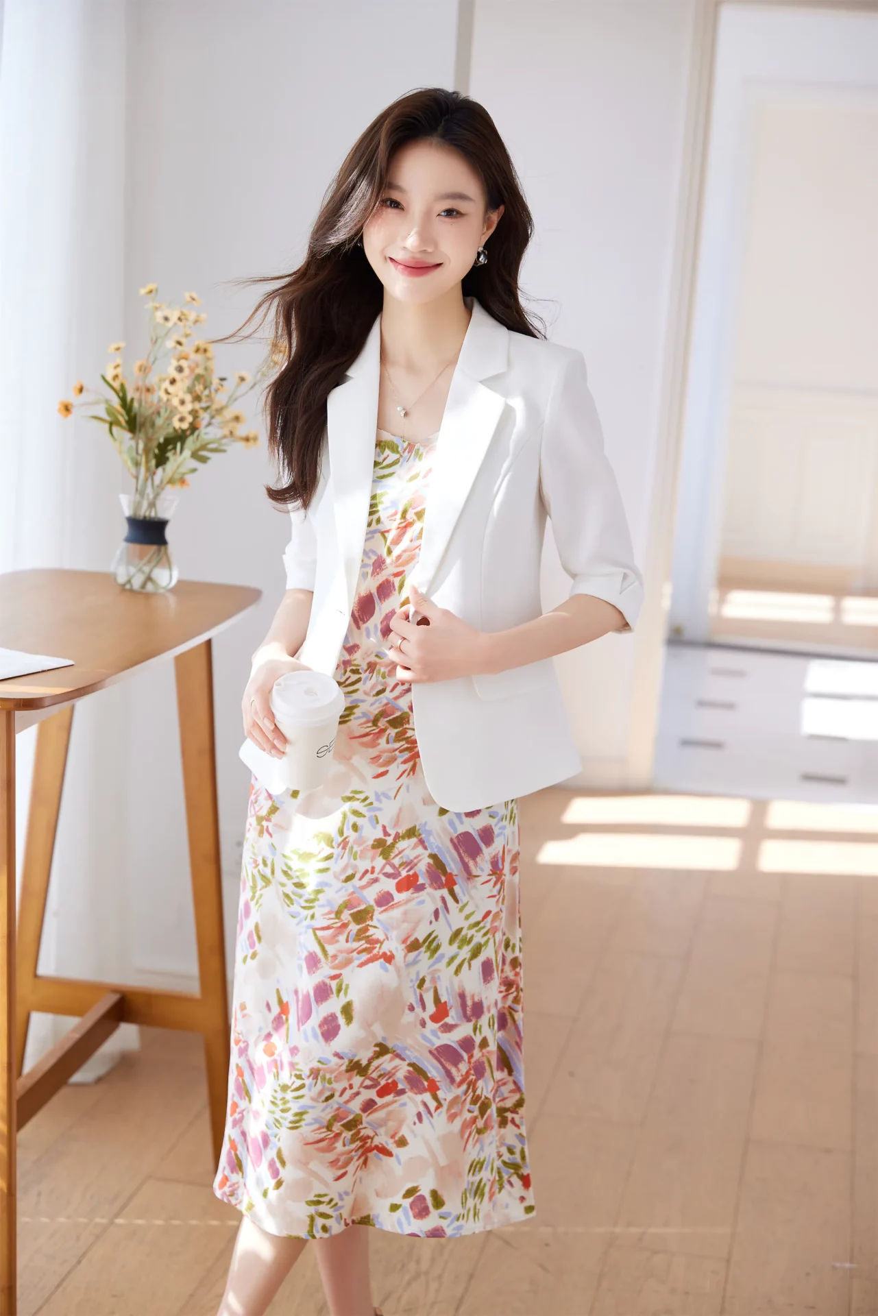 PN5000-1 เสื้อเบลเซอร์ผู้หญิงสีขาวปกป้านแต่งกระดุมทองแขนสามส่วน