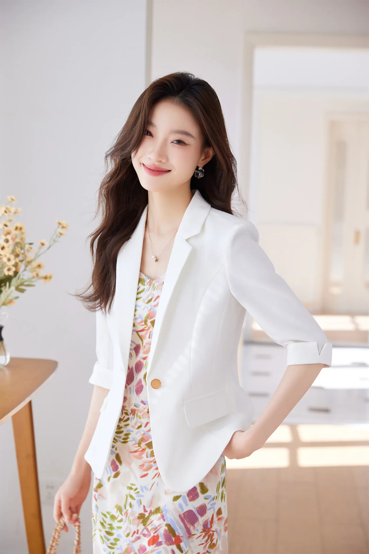PN5000-10 เสื้อเบลเซอร์ผู้หญิงสีขาวปกป้านแต่งกระดุมทองแขนสามส่วน