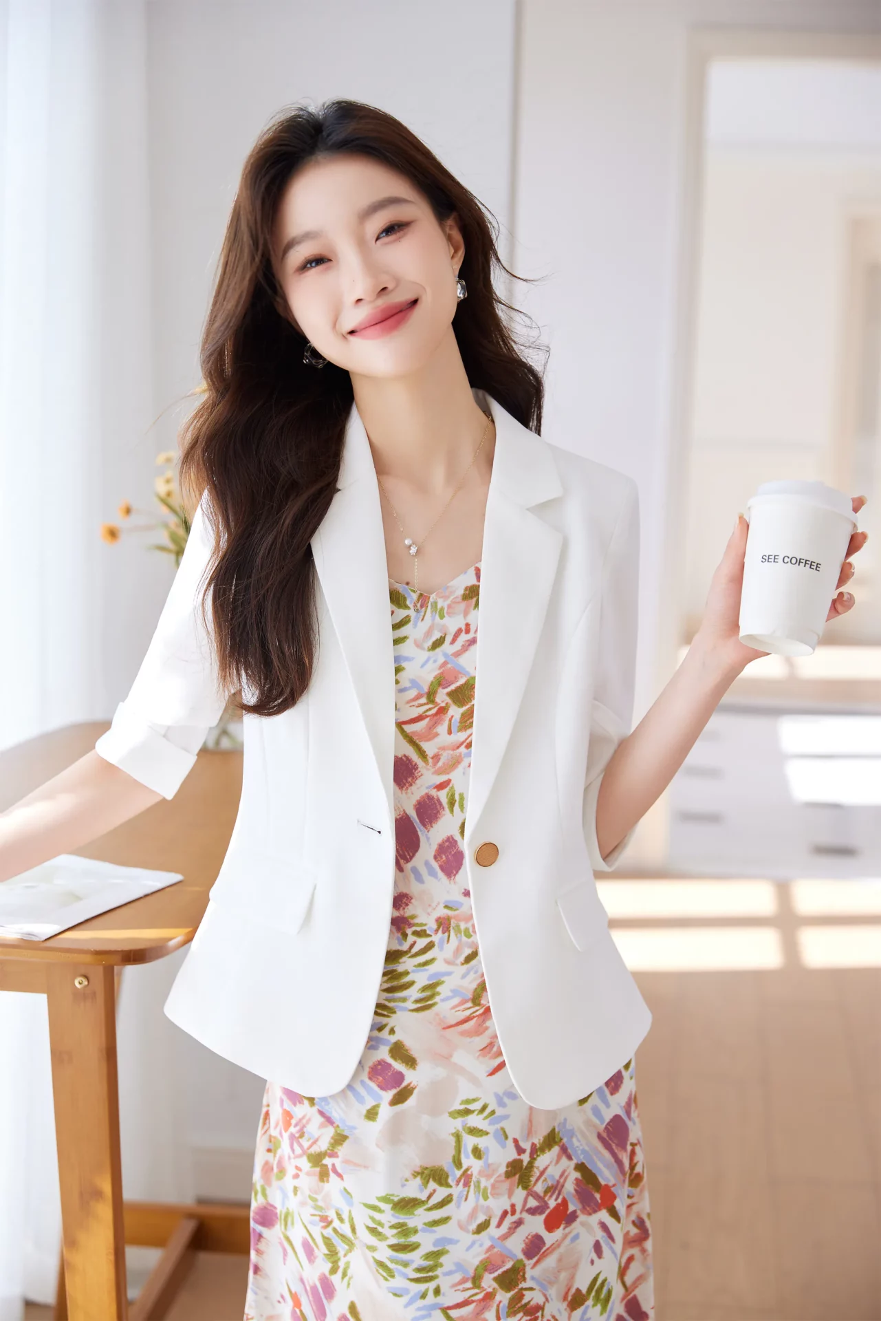 PN5000-2 เสื้อเบลเซอร์ผู้หญิงสีขาวปกป้านแต่งกระดุมทองแขนสามส่วน